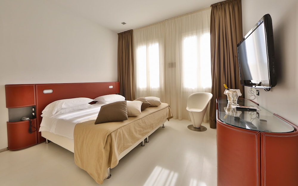 Superior Double or Twin Room thumbnail 5