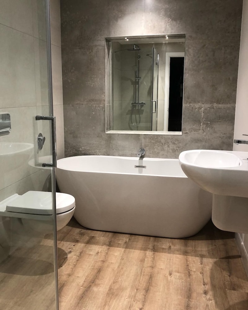 Suite, Ensuite photo 3