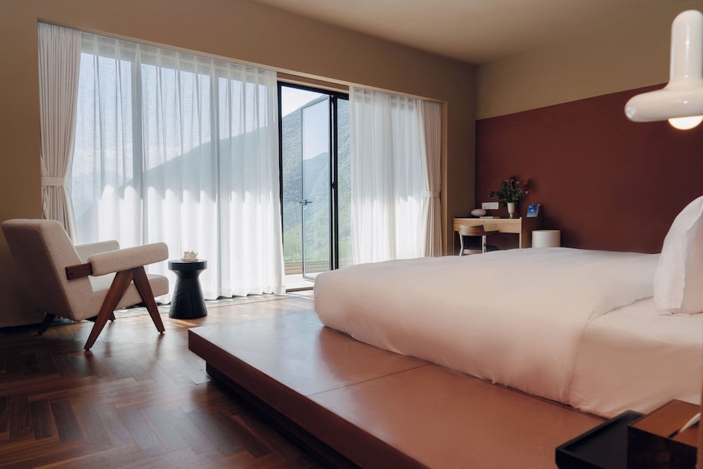 Luxury Suite, Patio, Mountain View
