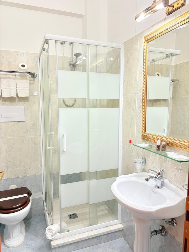 Triple Room - Photo 9