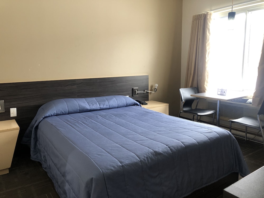 Standard Room, 1 Queen Bed, Smoking photo 2
