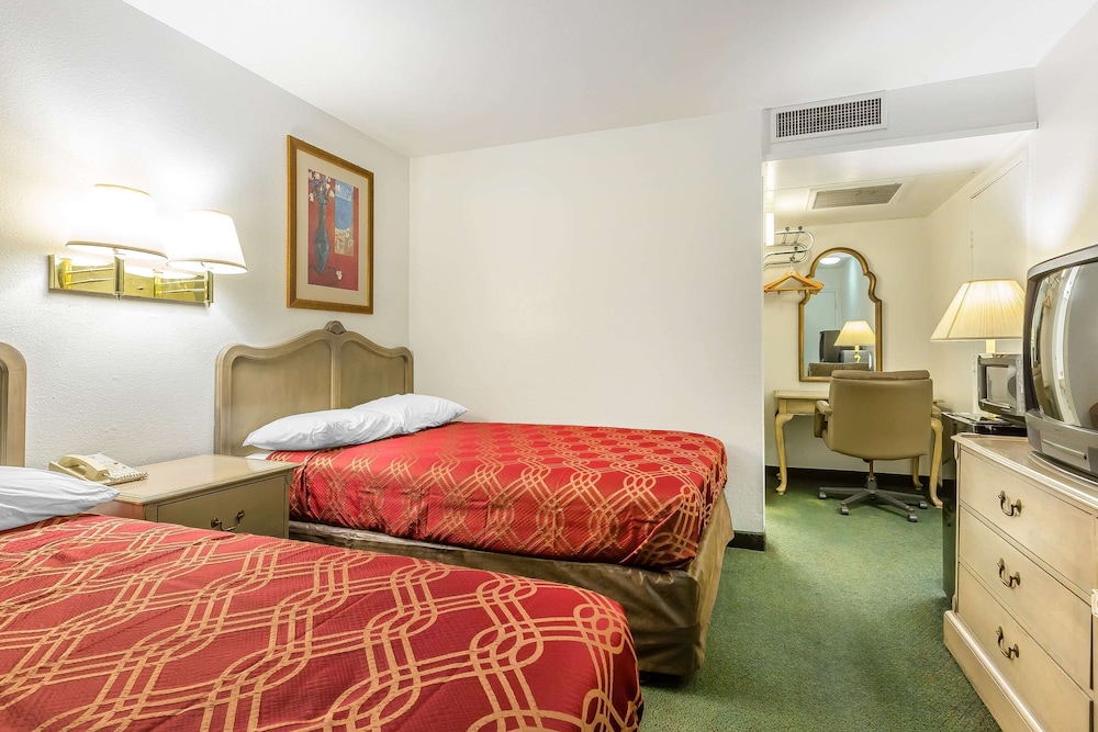 Standard Room, 2 Double Beds, Non Smoking - Photo 3