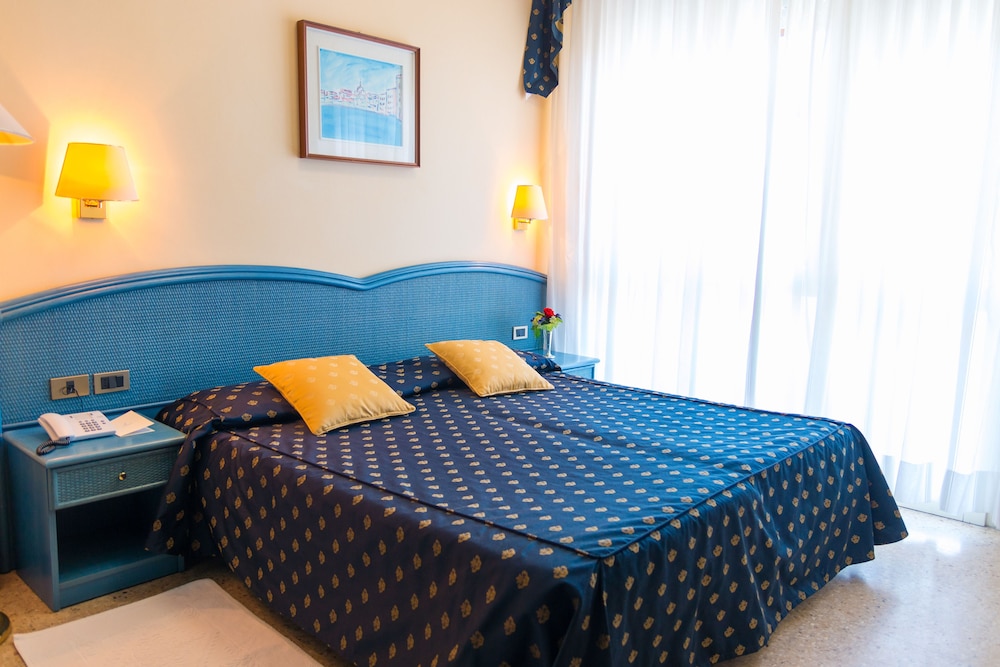 Double or Twin Room, Partial Sea View photo 2