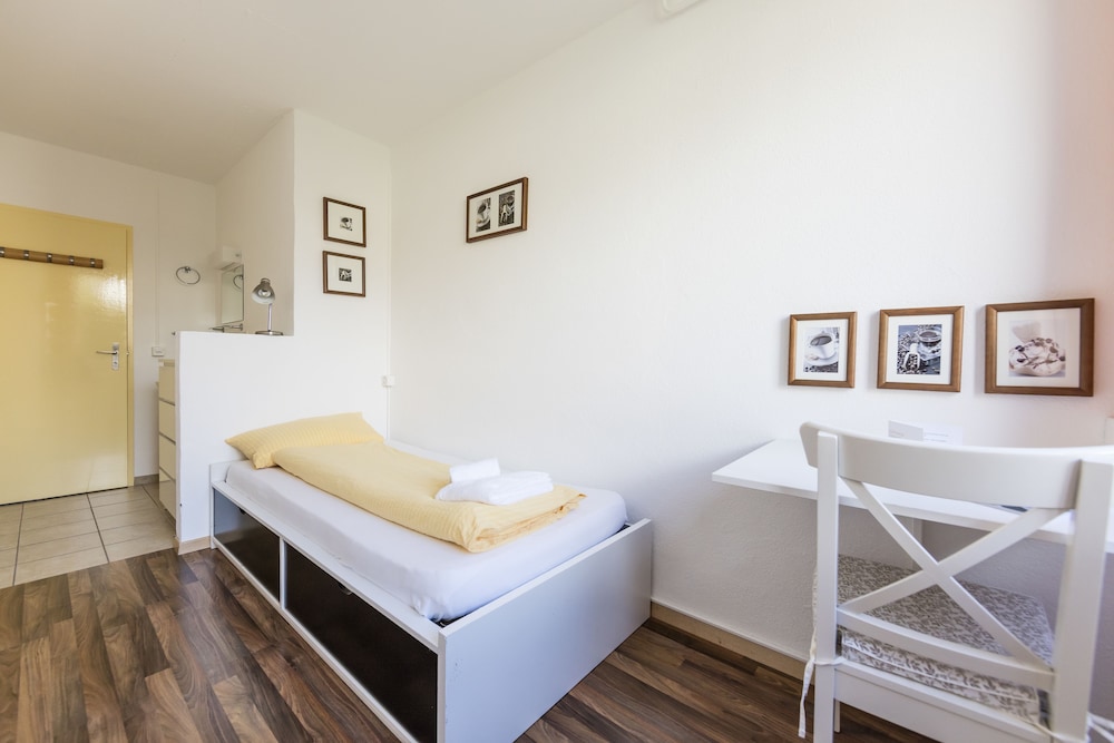 Single Room, 1 Twin Bed, Shared Bathroom photo 1