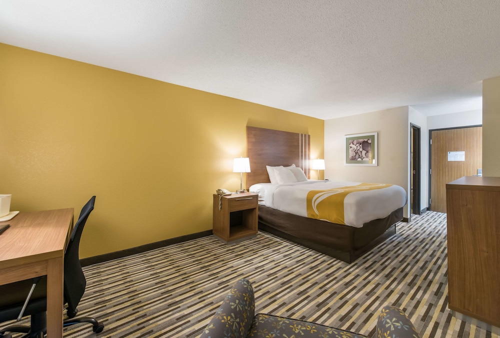 Standard Room, 1 King Bed, Non Smoking - Photo 2
