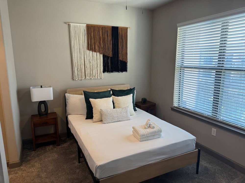 Ebony Ivory Midtown King Bed, Billede 35