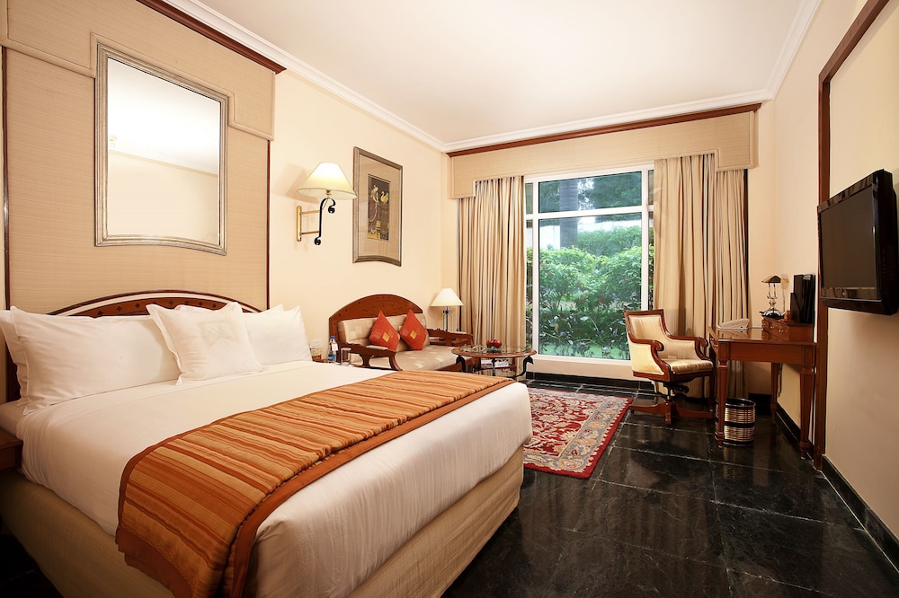 Standard Room, 1 King Bed, Garden View (Corporate Room Double)