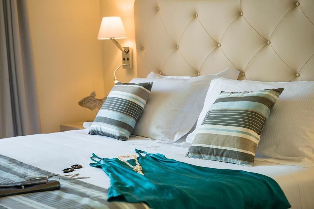 Classic Double or Twin Room, Partial Sea View photo 1