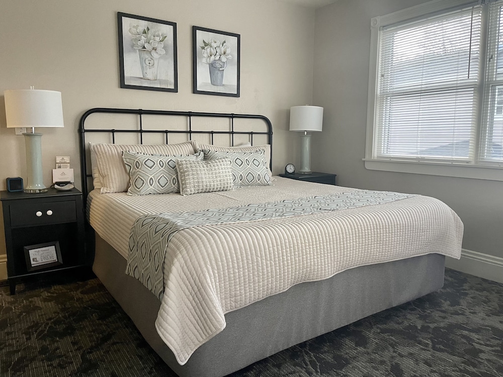 Anna Anderson, 1 Queen Bed and 1 Twin Bed photo 2