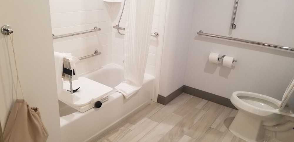 Room, 2 Queen Beds, Accessible, Bathtub (Hearing) - Photo 4