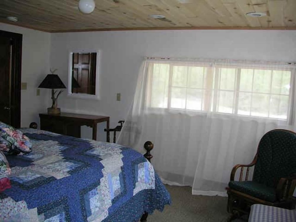 Classic Cabin, 3 Bedrooms, 2 Bathrooms photo 2