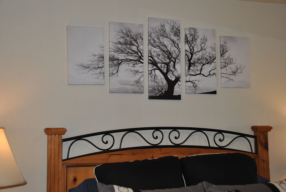 Design Room, 1 Queen Bed, Shared Bathroom, Pool View (M4 - The Oak Room) photo 3