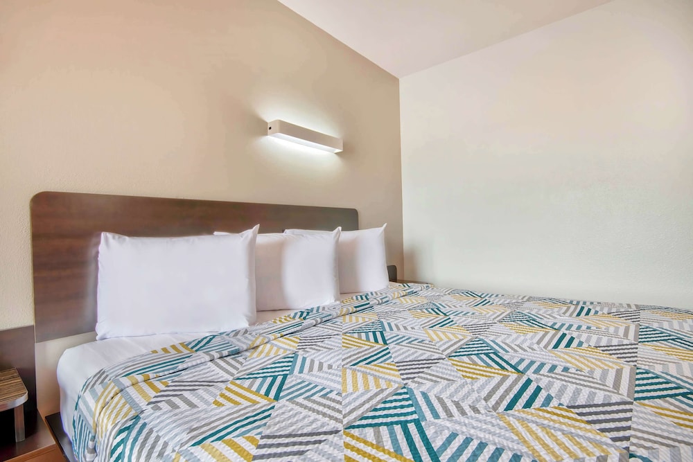 Standard Room, 1 King Bed, Non Smoking, Refrigerator - Photo 4