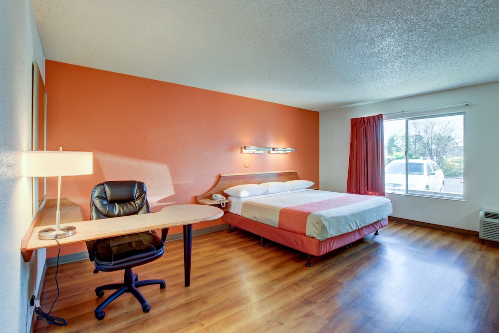 Premium Room, 1 King Bed, Non Smoking, Refrigerator - Photo 4