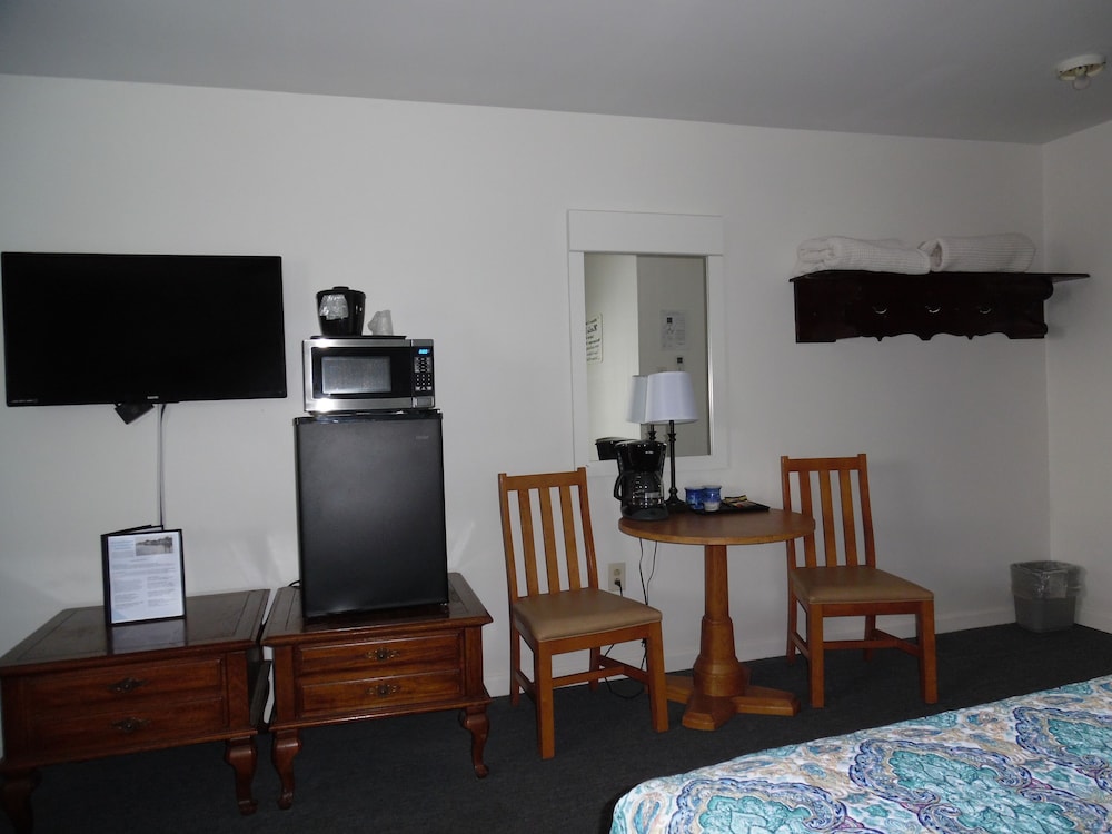 Standard Double Room, 2 Double Beds, Non Smoking (Not Pet friendly) photo 2