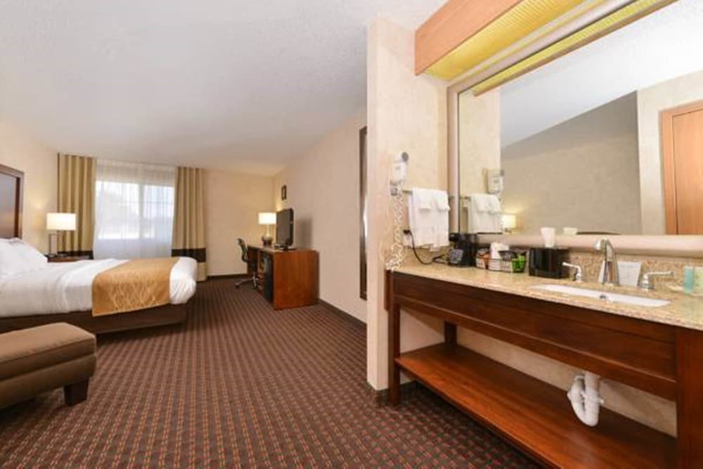 Suite, 1 King Bed with Sofa bed, Non Smoking - Photo 2