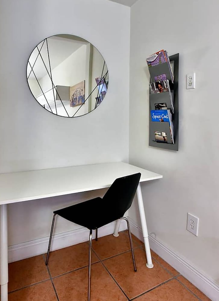 Trendy Vibrant Chic One bedroom with One Queen Bed photo 3