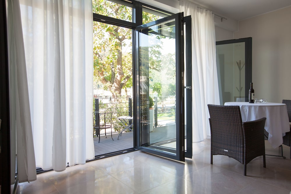 Suite, River View - Photo 13
