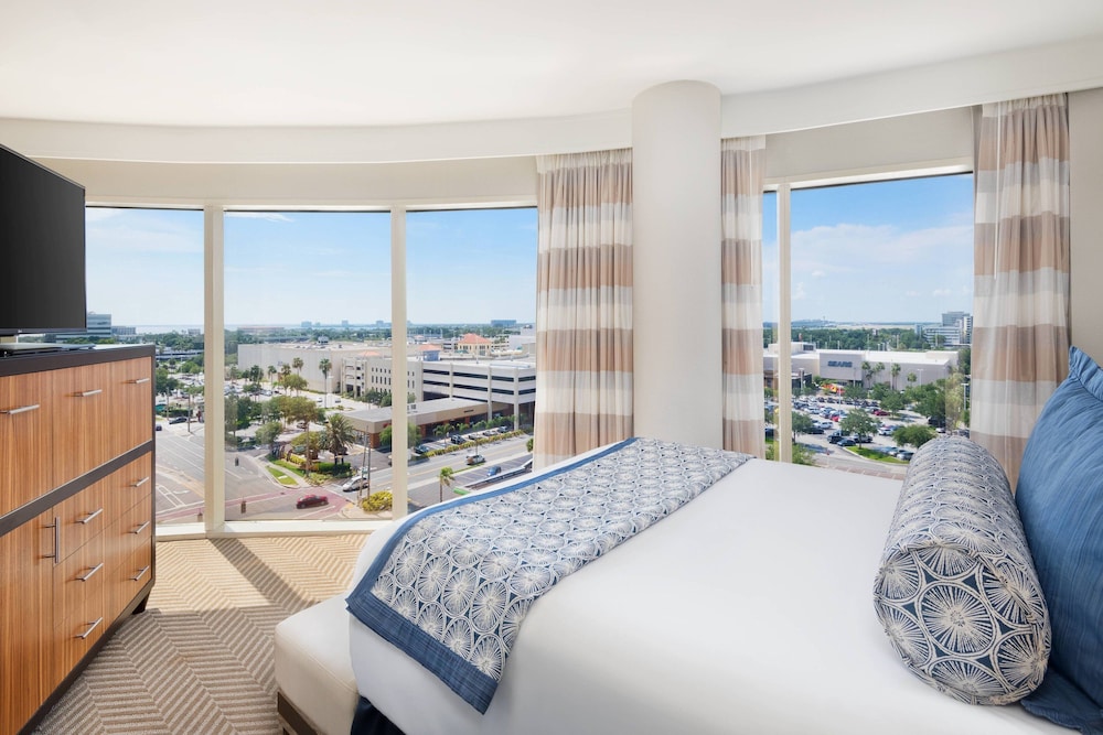 Business Suite, 1 Queen Bed, City View, Corner