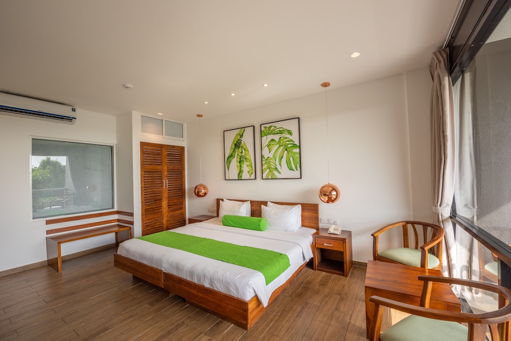 Deluxe Room, 1 Queen Bed, Non Smoking, Garden View