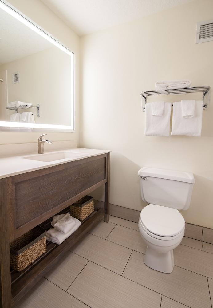 Standard Room, 1 King Bed, Non Smoking, Refrigerator - Photo 11