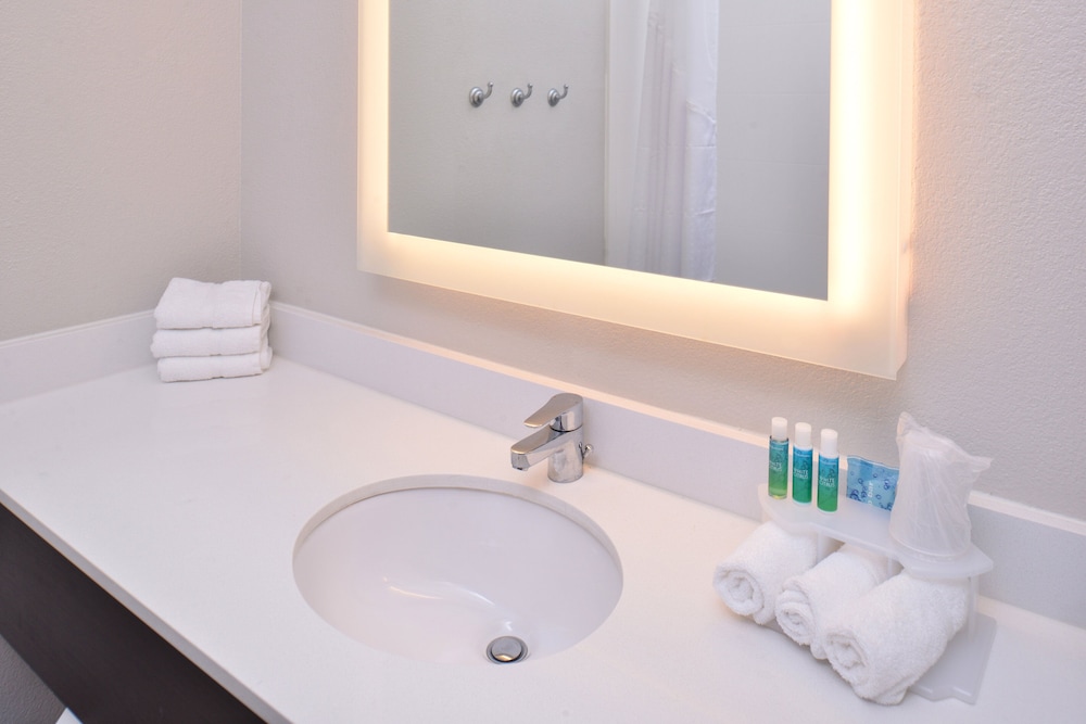 Standard Room, 1 King Bed, Accessible (Accessible Tub) - Photo 2