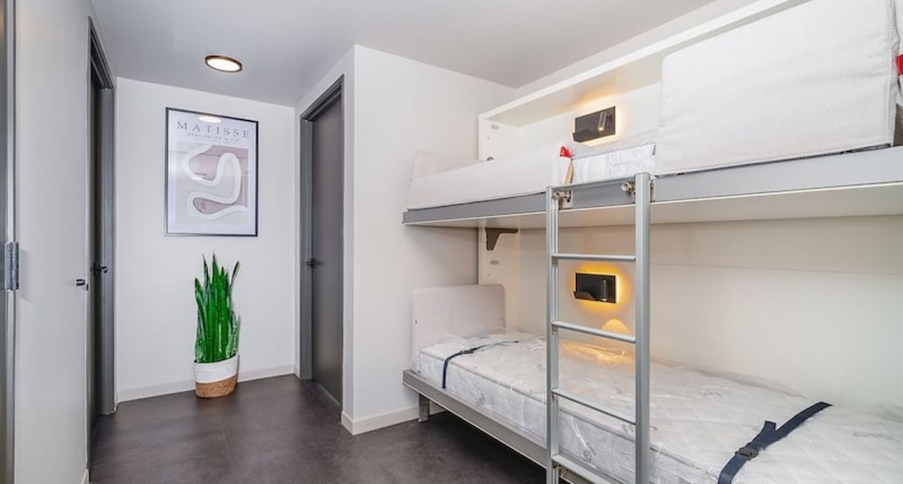 Deluxe 2 King Bedroom, Multiple Beds, Sleeps 9ppl