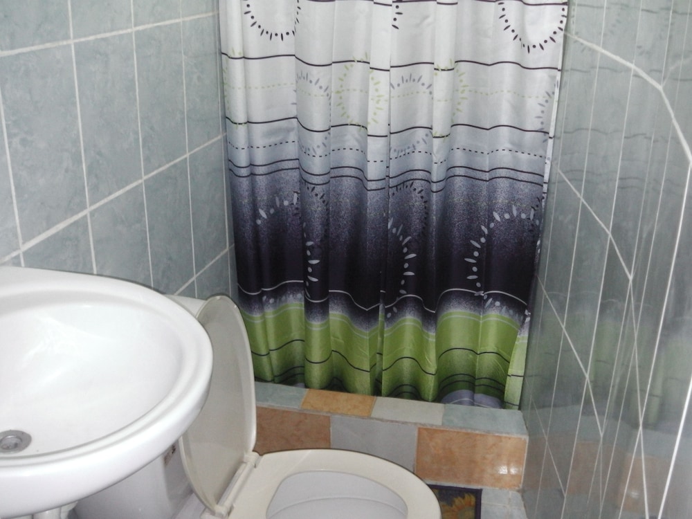 Basic Single Room, 1 Queen Bed photo 2