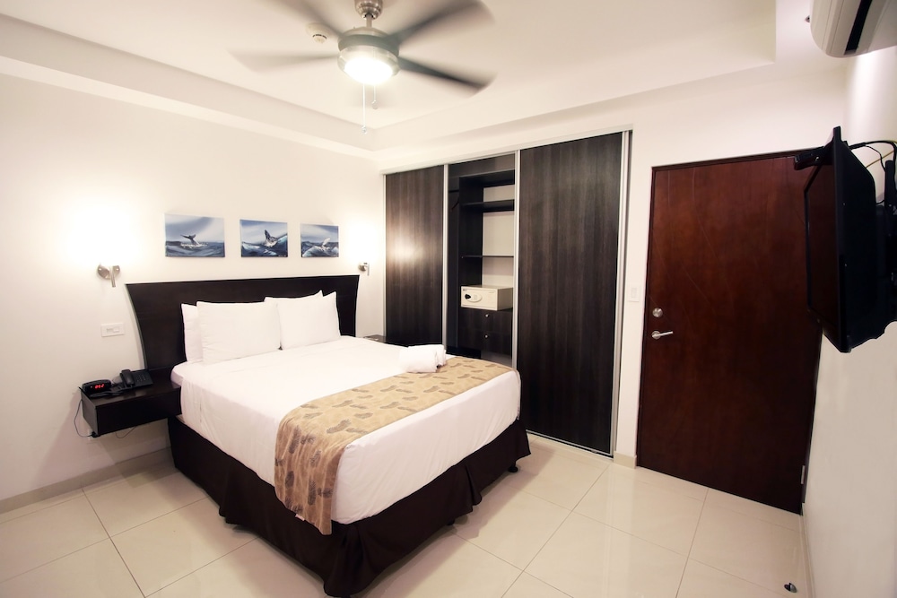 2BR COMFORT SUITE W/Kitchen, Plunge pool, Living room, 2 Masters, 2 bath, 2 XL balconies photo 2