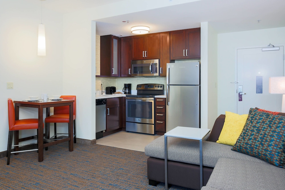 Suite, 1 Bedroom (Mobility/Hearing Access, Roll-In Shwr) photo 2