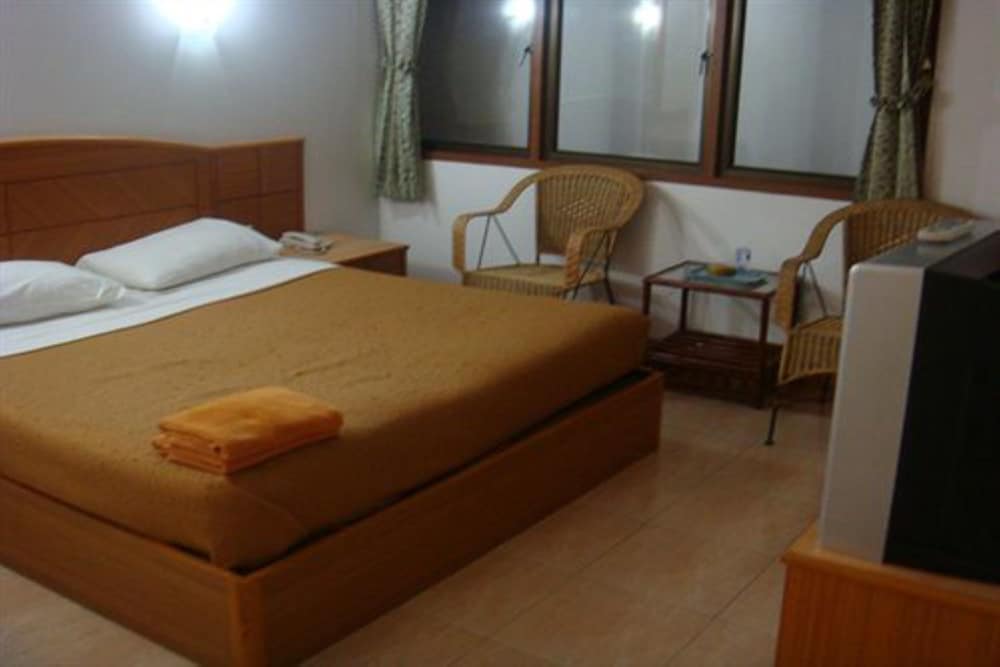 Standard Room thumbnail 5