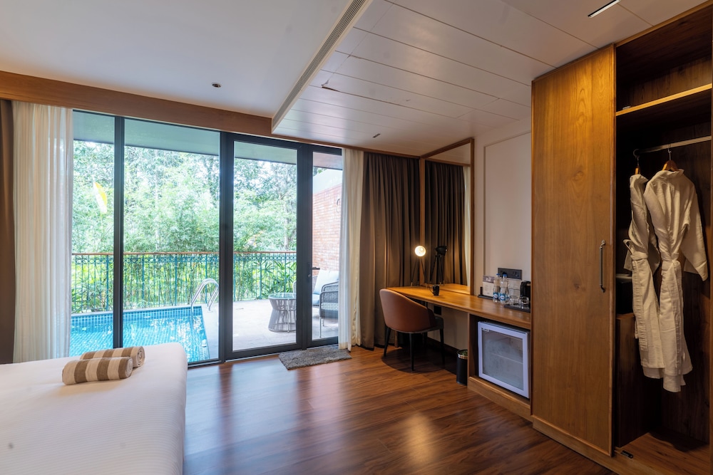 Luxury Suite, 1 King Bed, Private Pool - Photo 10