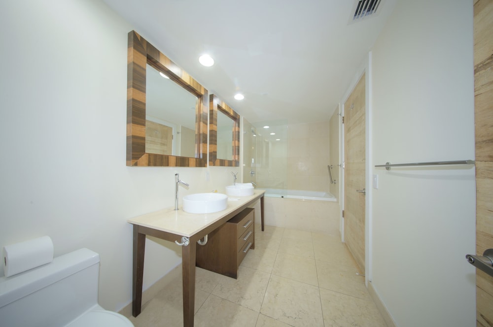 Boutique Apart, 1 King & Sofa Bed, Sauna, River/City Views, Balcony4606 thumbnail 6