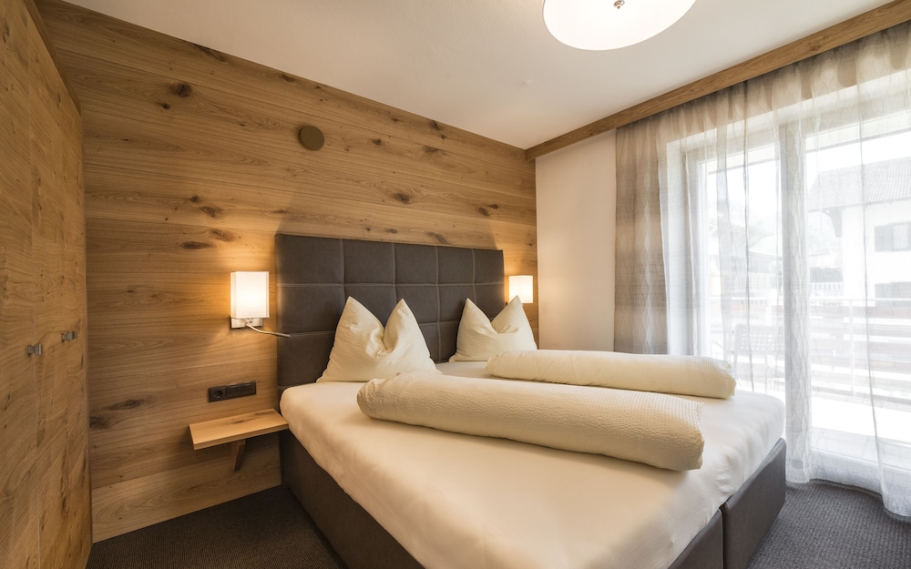 Comfort Condo, 1 King Bed, Non Smoking, Mountain View photo 1