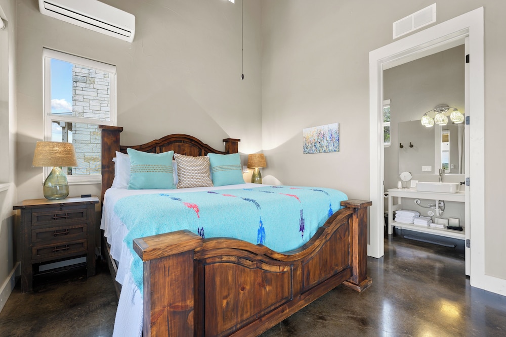 Premium Studio, 1 King Bed, Kitchenette, Valley View photo 1