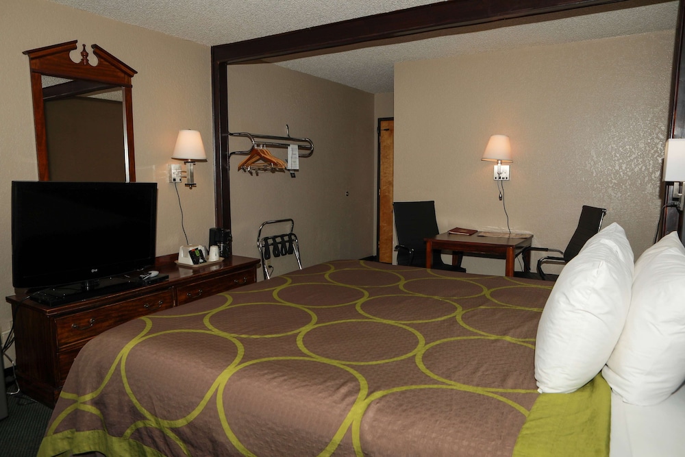 Standard Room, 1 King Bed, Smoking - Photo 1