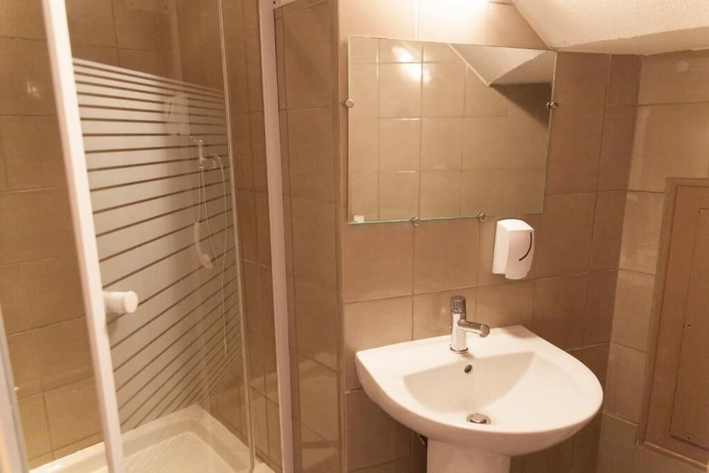 5 Family Room, Private bathroom photo 3