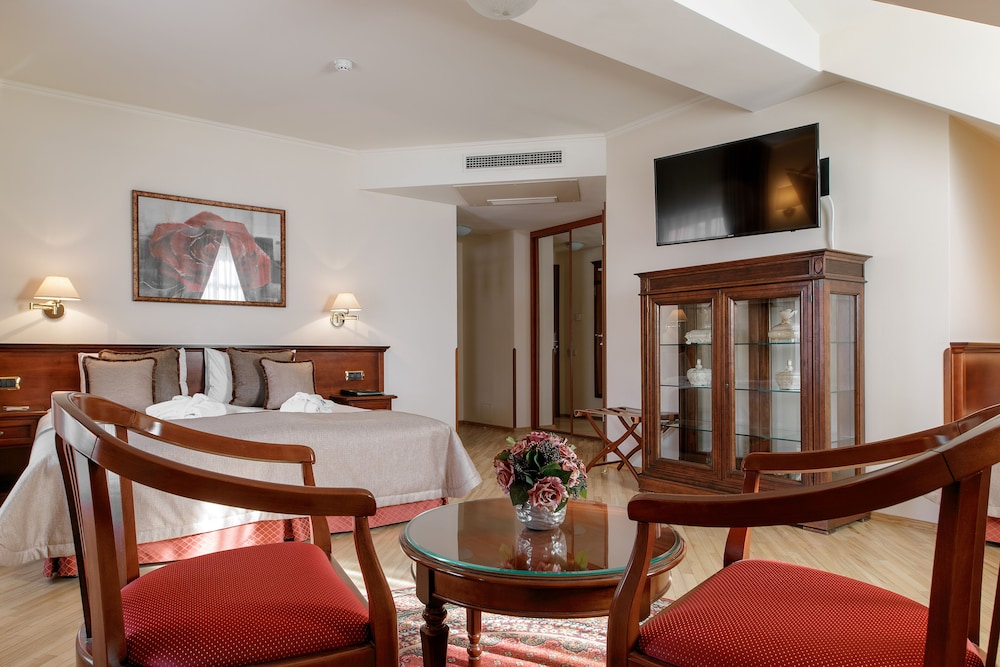 Superior Room, 1 Queen Bed, Non Smoking photo 3