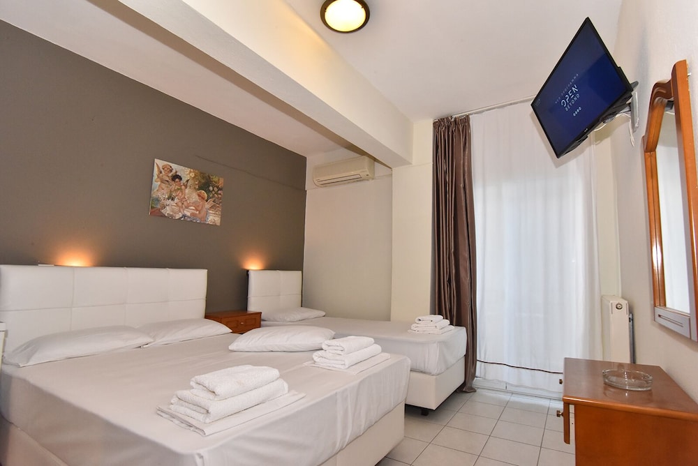 Economy Triple Room photo 3