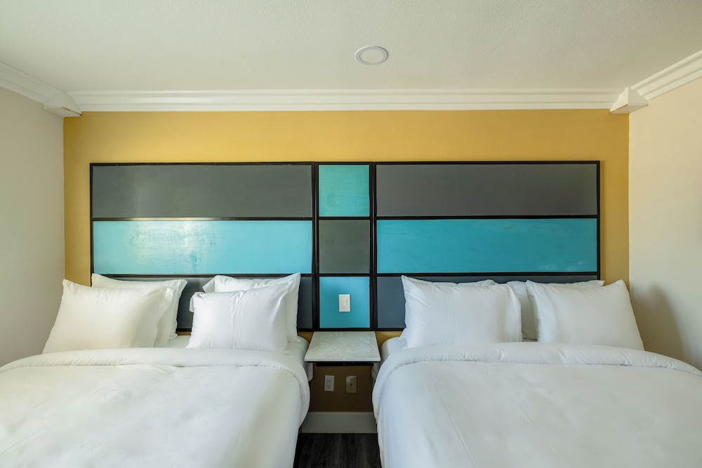 Room, 2 Queen Beds, Accessible Bathtub, Non Smoking - Photo 6