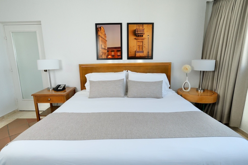 Premium Room, 1 Queen Bed, Partial Ocean View - Photo 2