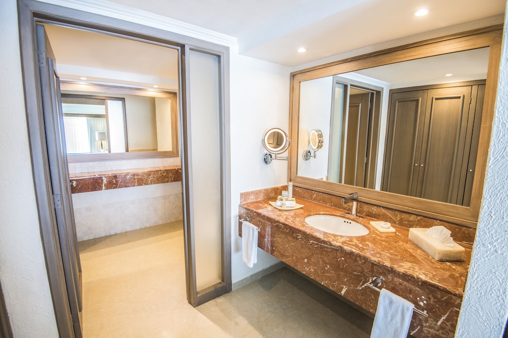Deluxe Junior Suite Ocean View King photo 3