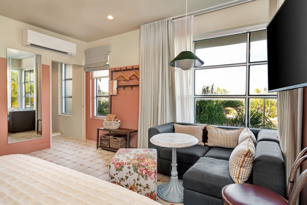 Studio, 1 King Bed, Balcony - Photo 4