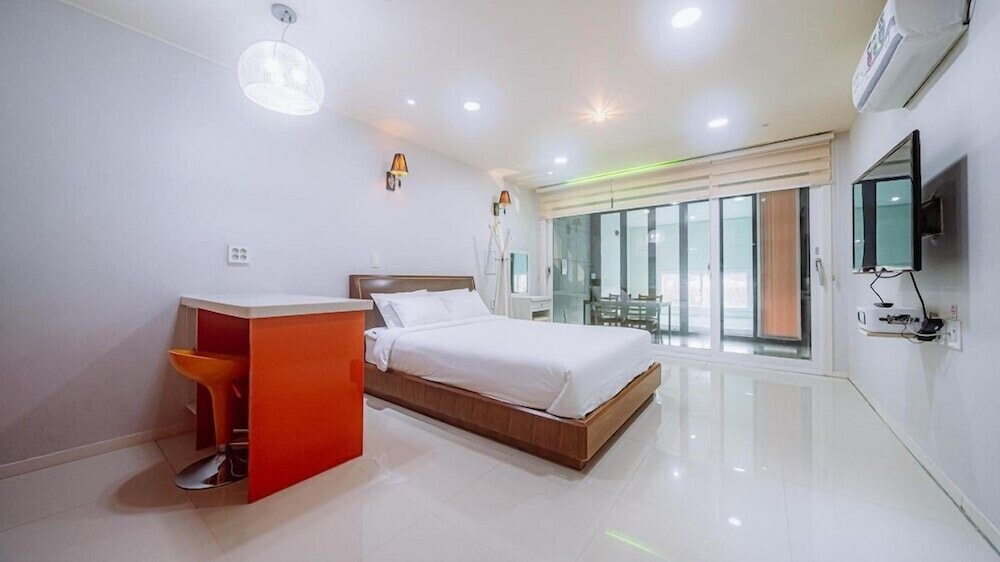 Room (Hue2) - Photo 1