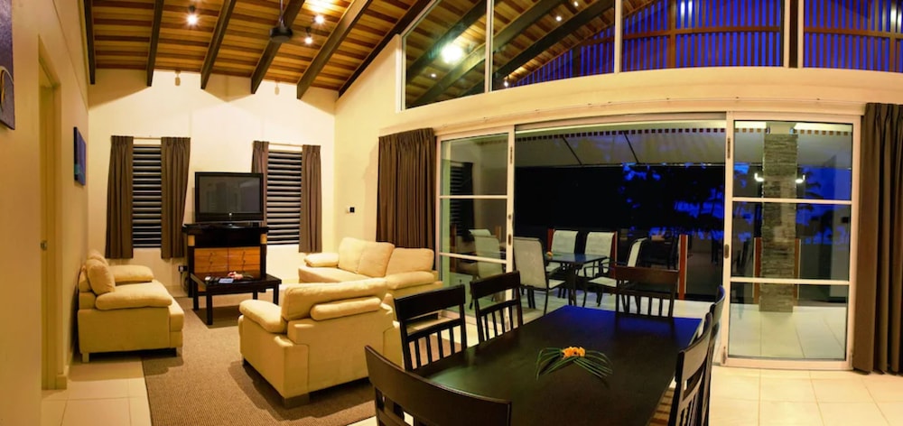 Tropical 3 Bedroom Apartment - Photo 7