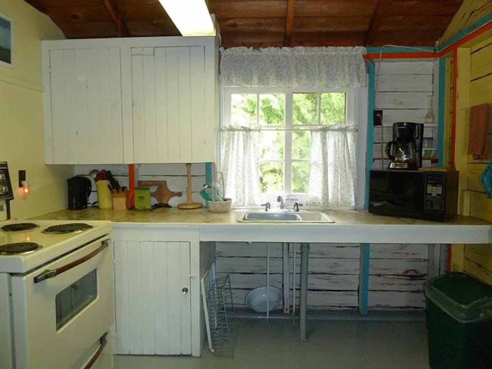 Traditional Cottage, 2 Bedrooms, Kitchen, Bay View (Waterfront Cottage 5) photo 3