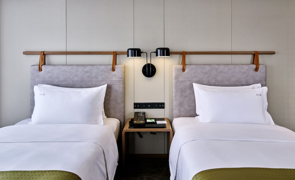 Standard Room, 2 Twin Beds (Mid Floor)