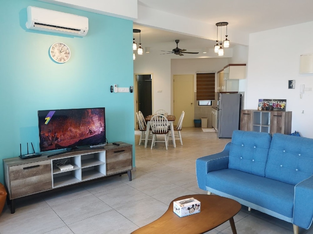 3 Bedroom Apartment (Unit 2) photo 2