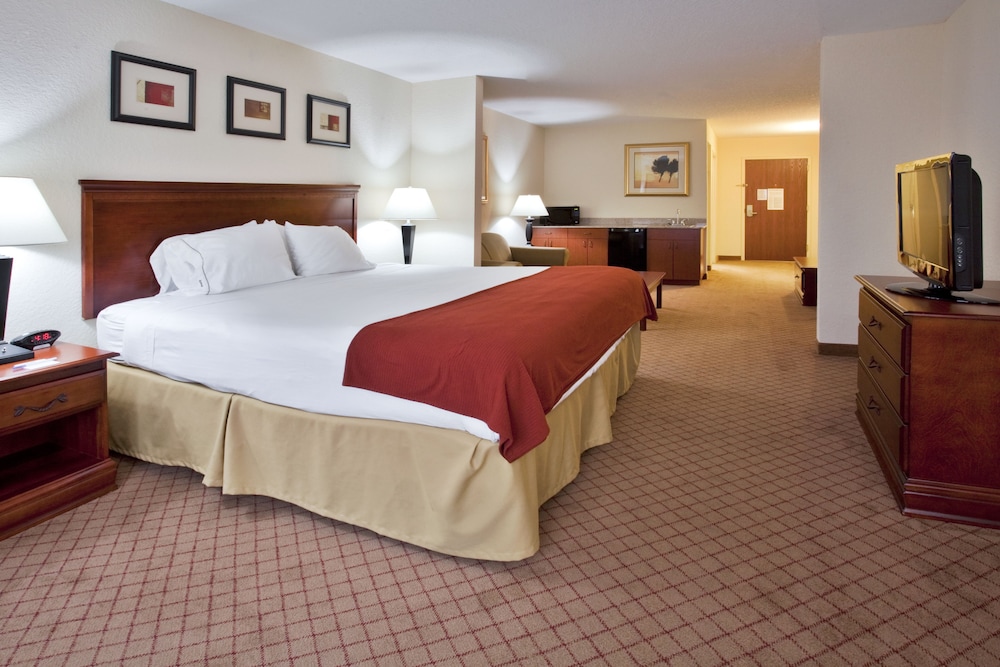 Suite, 1 King Bed with Sofa bed (Wet Bar) - Photo 2