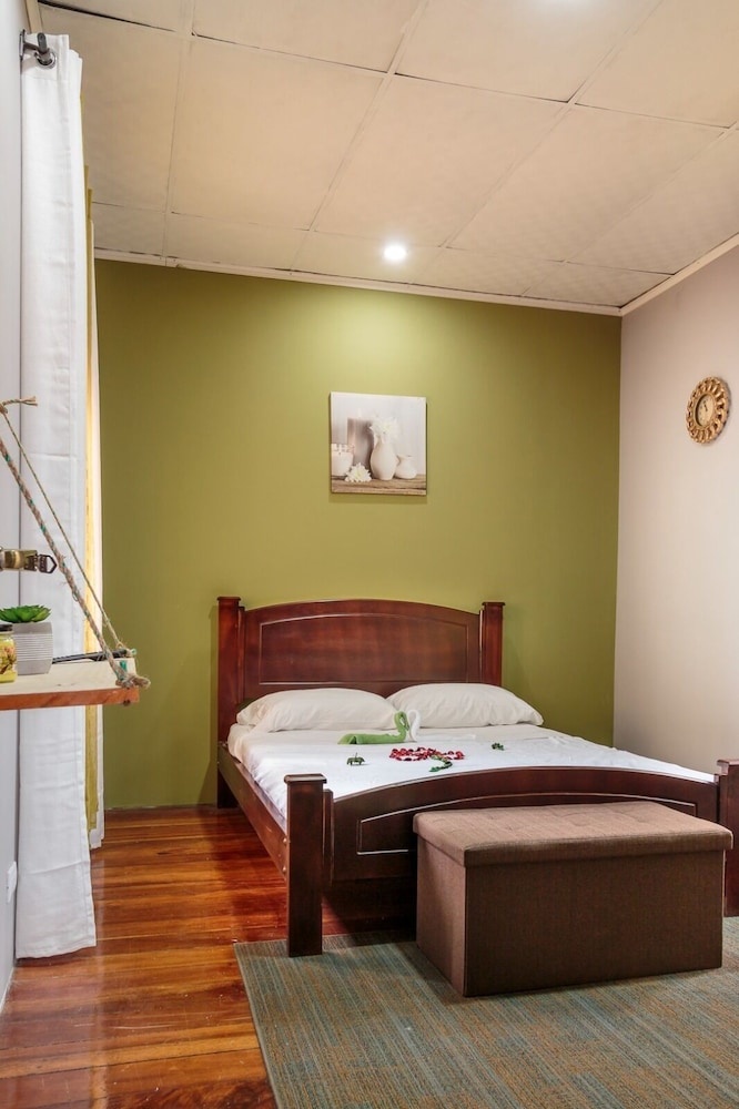 Habitación mediana #5 baño compartido -CAMA MATRIMONIAL